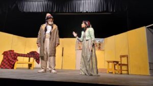 استقبال مسئولان از اجرای نمایش «تاسانن» در جشنواره تئاتر کُردی سقز