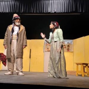 استقبال مسئولان از اجرای نمایش «تاسانن» در جشنواره تئاتر کُردی سقز