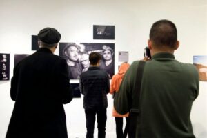 آغاز نمایشگاه عکس حقیقت و «نورآمد»؛ نقاشی که زن را میانجی تاریخ می‌دید