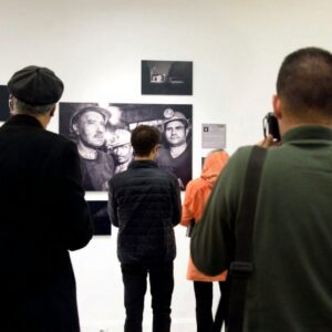 آغاز نمایشگاه عکس حقیقت و «نورآمد»؛ نقاشی که زن را میانجی تاریخ می‌دید