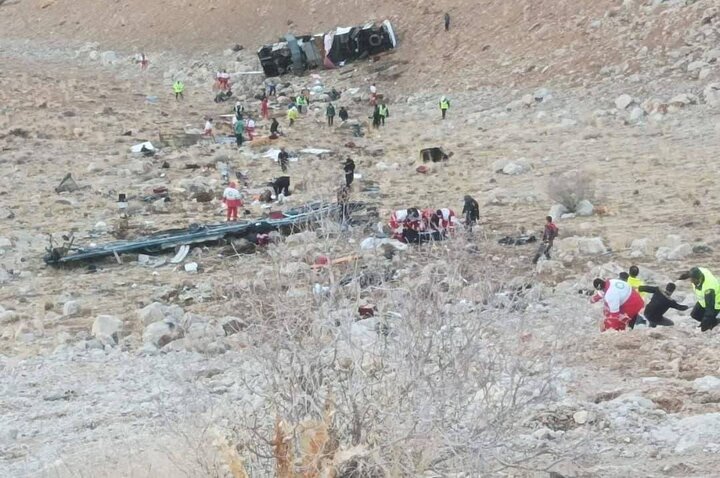 افزایش مصدومان اتوبوس تهران-یاسوج به ۱۷ نفر؛ راننده و شاگرد جان باختند