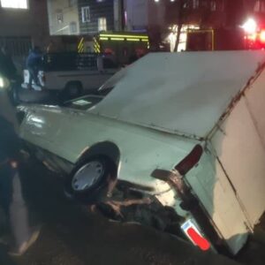 نشست زمین در شهرک ولیعصر؛ سه خودرو در زمین فرو رفت