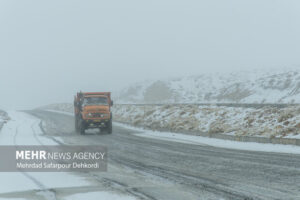 بارش شدید برف در گردنه سربیژن ساردوئیه؛ تردد خودروها فقط با زنجیر چرخ