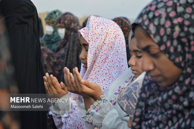 اقامه نماز باران در جوار شهید گمنام بیکاه