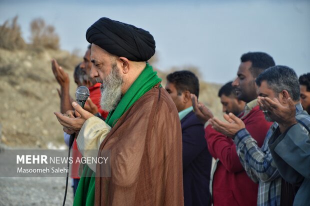 اقامه نماز باران در جوار شهید گمنام بیکاه