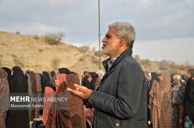 اقامه نماز باران در جوار شهید گمنام بیکاه