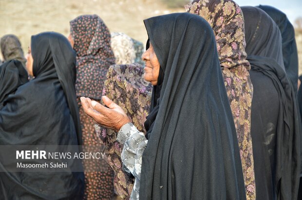 اقامه نماز باران در جوار شهید گمنام بیکاه