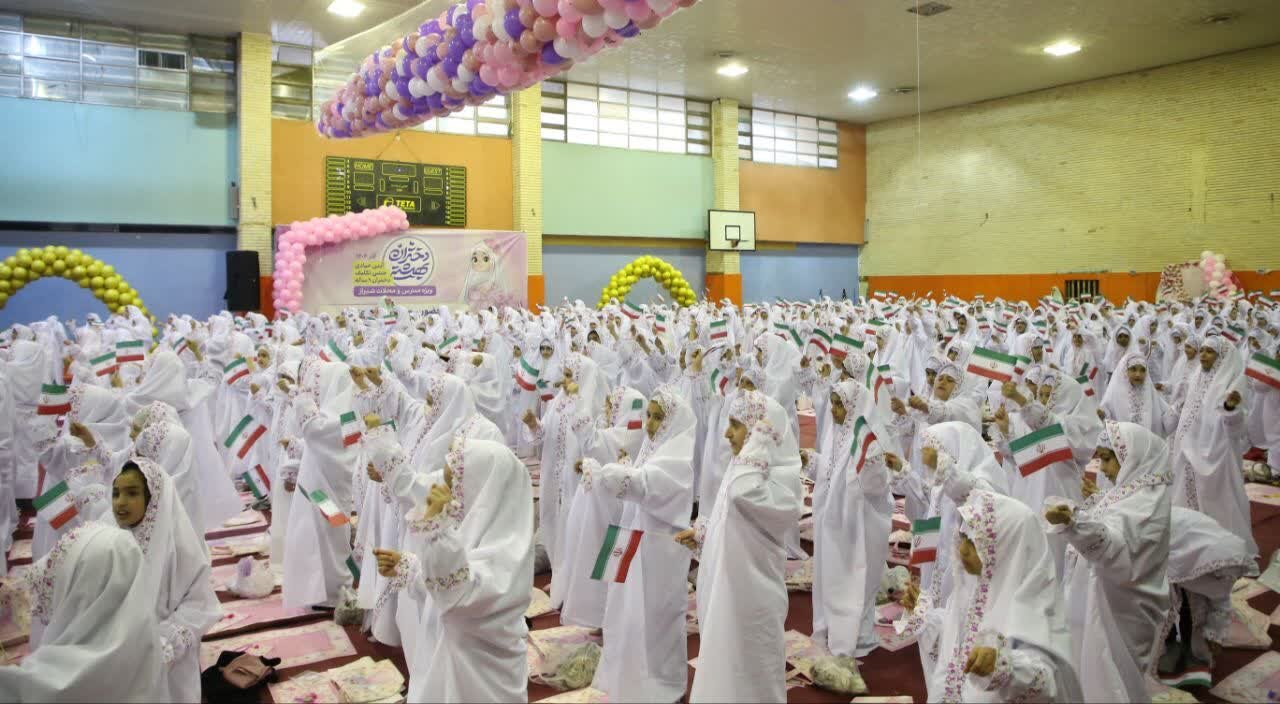 جشن تکلیف ۱۲۰۰ نفره دختران در شیراز برگزار شد