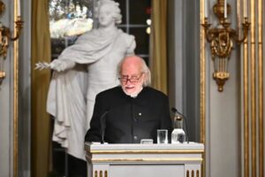 لاسلو کراسناهورکایی نظم موجود جهانی را زیر سوال برد