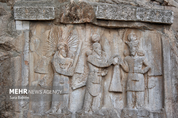 پاییز در طاق‌بستان؛ تلاقی رنگ‌های فصل با تاریخ سنگی کرمانشاه