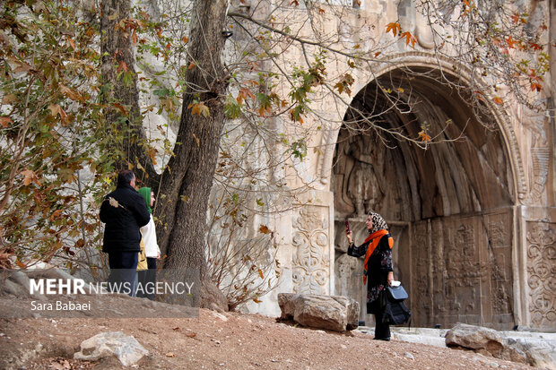 پاییز در طاق‌بستان؛ تلاقی رنگ‌های فصل با تاریخ سنگی کرمانشاه