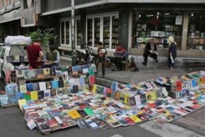 ساماندهی فروش کتاب و فعالیت دست‌فروشان در خیابان انقلاب