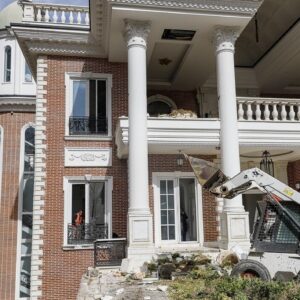 چرا تخریب قسمت غیرمجاز ابر ویلای شخص ذی‌نفوذ زمانبر شد؟!