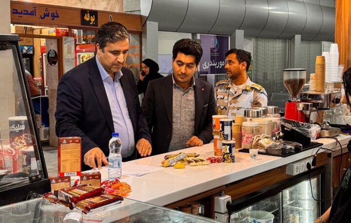 دکه های متخلف در اسکله شهید ذاکری قشم پلمب شدند