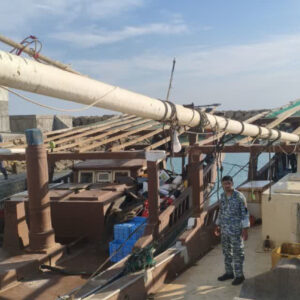 دو فروند لنج عمانی و یک قایق ترال غیرمجاز در آب‌های جاسک توقیف شد