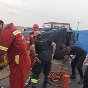 نجات سرنشین محبوس در حادثه واژگونی خودرو در بلوار راه‌آهن بندرعباس