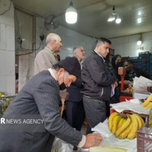 یلدا در سایه گرانی؛ خانواده‌ها منتظر حراج و خرید در وقت اضافه هستند