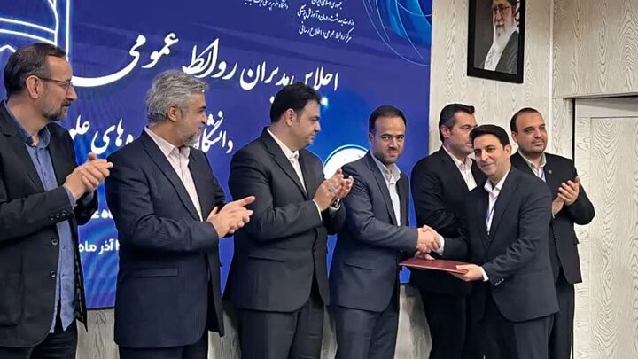 ۲ لوح تقدیر به روابط عمومی دانشگاه علوم پزشکی شیراز اهدا شد