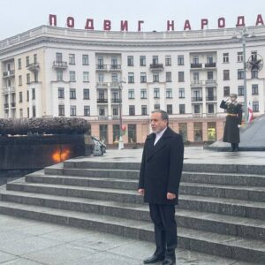 اهدای تاج گل در میدان پیروزی بلاروس به یاد کشته شدگان جنگ جهانی دوم