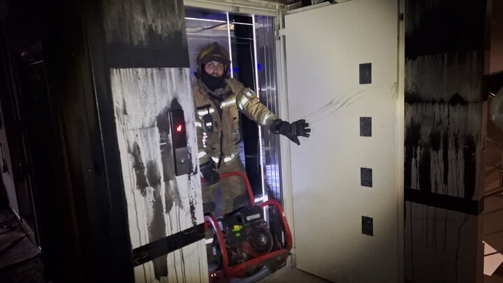 نجمی: حریق یک آپارتمان در مشهد با تلاش ۲۲ آتش‌نشان مهار شد