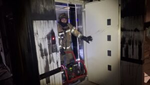 نجمی: حریق یک آپارتمان در مشهد با تلاش ۲۲ آتش‌نشان مهار شد