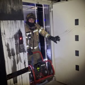 نجمی: حریق یک آپارتمان در مشهد با تلاش ۲۲ آتش‌نشان مهار شد