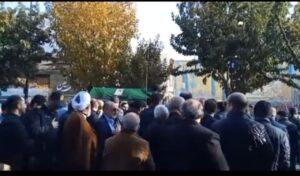 مراسم تشییع پیکر آیت‌الله شاهچراغی بر دستان مردم قدرشناس سمنان