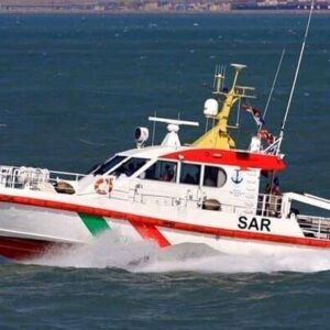 خدمه یک فروند لنج باری در مسیر دبی- لاور ساحلی نجات یافتند