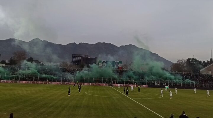 آتش‌بازی هواداران خیبر در جریان دیدار با استقلال