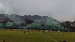 آتش‌بازی هواداران خیبر در جریان دیدار با استقلال