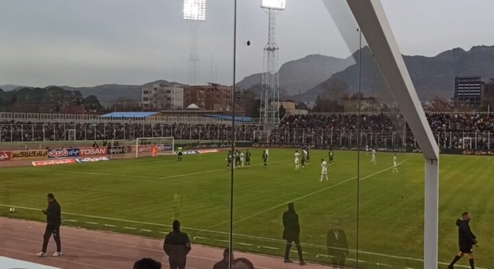 نمایی از گل استقلال از روی نقطه پنالتی