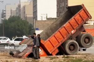 فرو رفتن کامیون در عمق زمین در اهواز