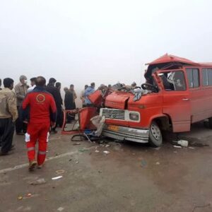 ابردری: تصادف مینی‌بوس و وانت در زرندیه یک کشته و ۱۵ مصدوم برجا گذاشت