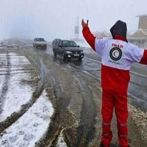 نجات خودرو پژو ۴۰۵ واژگون شده در تیران و کرون توسط نجاتگران هلال احمر