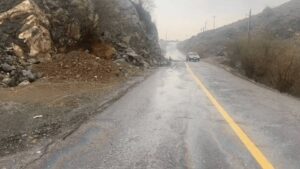 کوه در ورودی بخش جغین رودان ریزش کرد