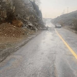 کوه در ورودی بخش جغین رودان ریزش کرد