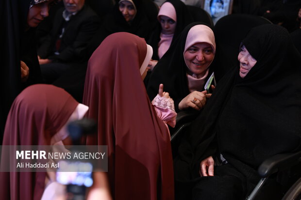 آئین تجلیل از مادر شهیدان حسن و محمد باقری