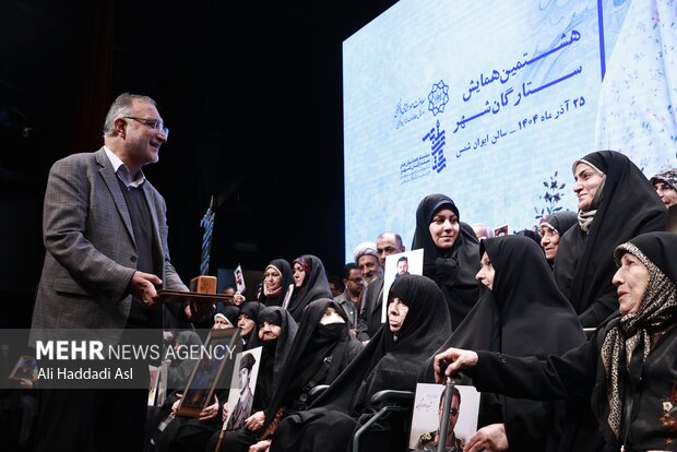 آئین تجلیل از مادر شهیدان حسن و محمد باقری