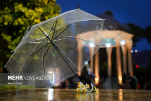 نوای برگ‌ها و قطره‌های باران در آرامگاه حافظ