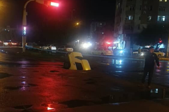 فرو رفتن عجیب یک خودرو در زمین در بندرعباس