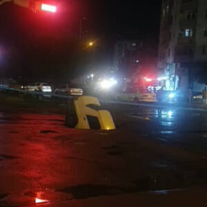 فرو رفتن عجیب یک خودرو در زمین در بندرعباس