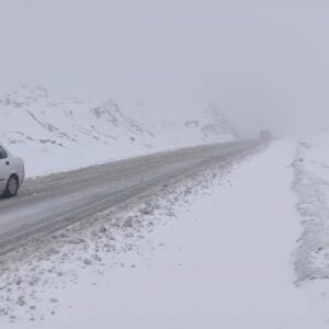 بارش برف مناسب در غرب و جنوب اصفهان؛ جاده‌ها باز اما تردد کند است