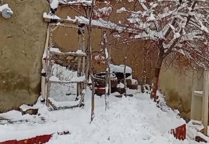 بارش برف در روستای میهم علیا از توابع قروه