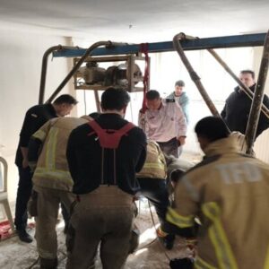 نجات ۲ کارگر گرفتار در چاه ۲۵ متری در بلوار آفریقا