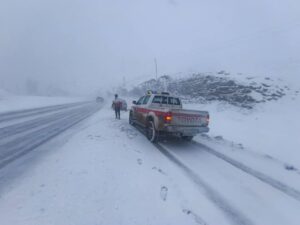 امدادرسانی هلال‌احمر کردستان به ۱۰۰حادثه دیده برف و یخبندان در جاده‌ها