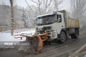 بارش برف در محورهای کوهستانی همدان؛ تمام راه‌های استان باز است
