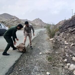 اقدام جهادی بسیجان گوهران برای ایمن‌سازی جاده‌های روستایی پس ازبارندگی