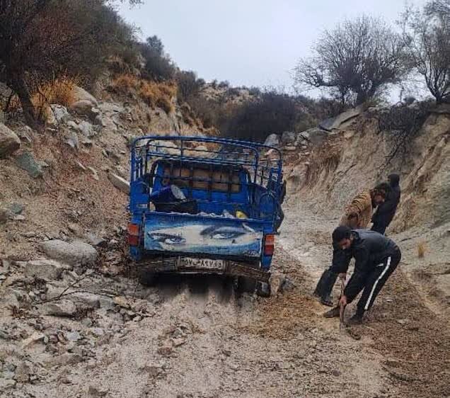 بازگشایی راه‌های مناطق برف‌ گیر جیرفت با تلاش امور عشایر جنوب کرمان
