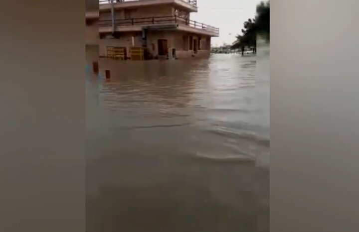 خیابان ساحلی «دیر» پس از بارندگی