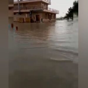 خیابان ساحلی «دیر» پس از بارندگی